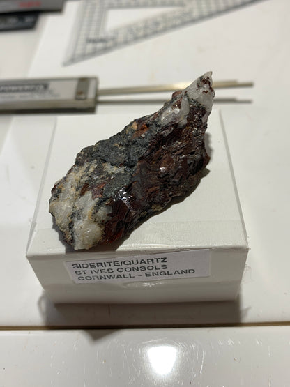 SIDERITE/QUARTZ : ST IVES CONSOLS, HIGHER STENNACK, CORNWALL. 24g MF4727