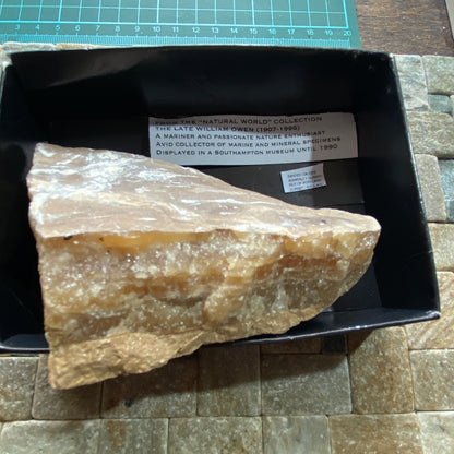 CALCITA EN BANDAS DE LA CANTERA DEL ALMIRANTAZGO, ISEL DE PORTLAND, DORSET 411g MF879