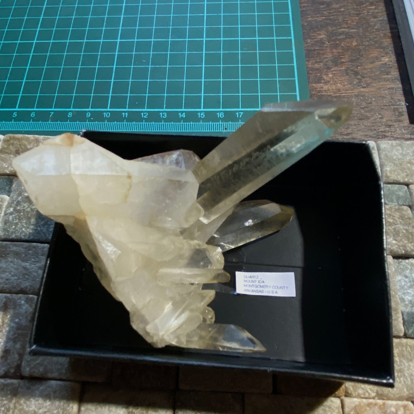 ASSEMBLAGE DE CRISTAL DE QUARTZ DU MONT IDA, ARKANSAS. 200g MF862