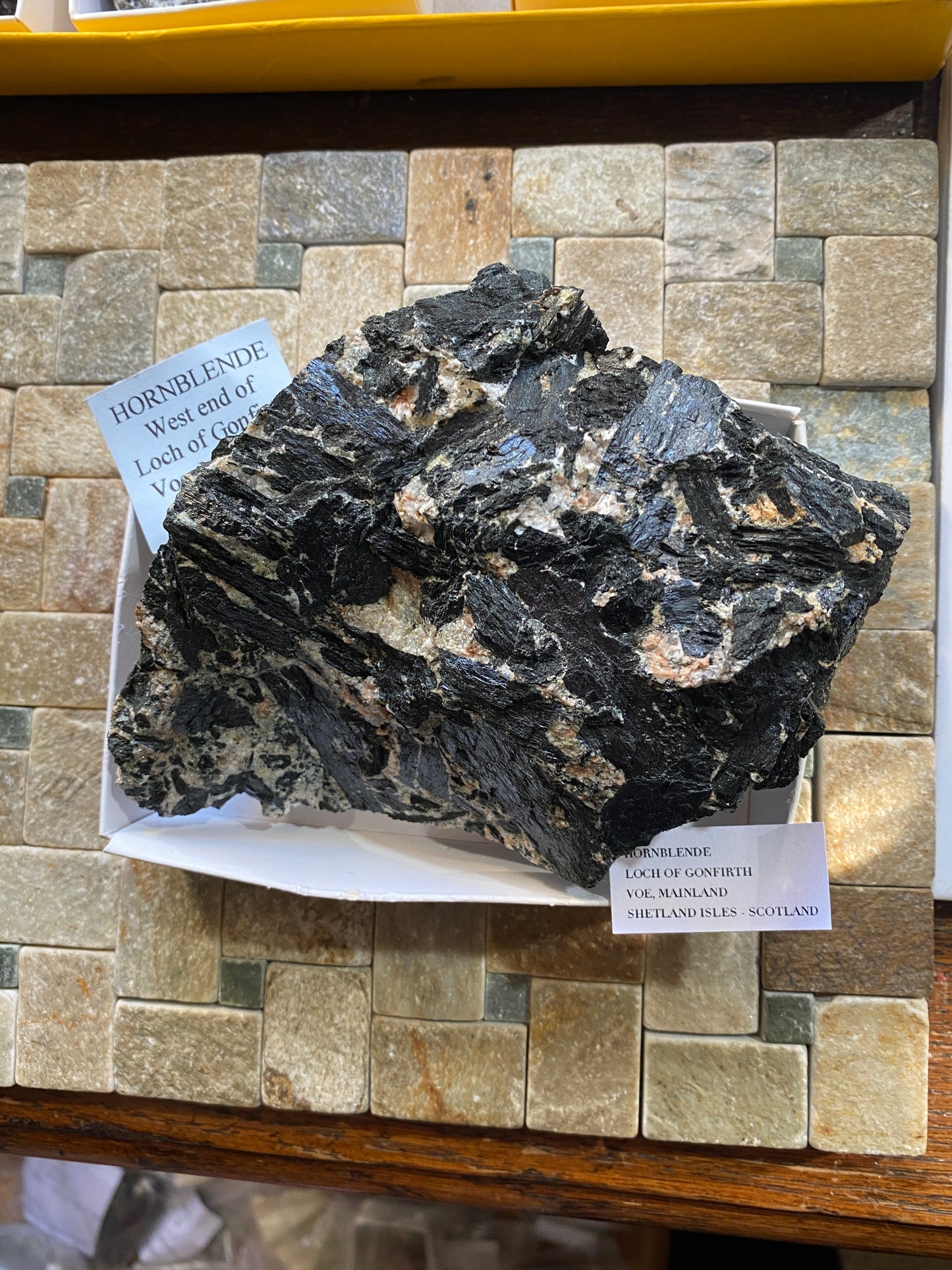 HORNBLENDE : LOCH OF GONFIRTH, VOE, MAINLAND, SHETLAND, SCOTLAND 7907g MF4812