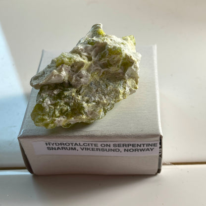 HYDROTALCITE ON SERPENTINE - NSNARUM, VIKERSOND, NORWAY. 25g. MF1979