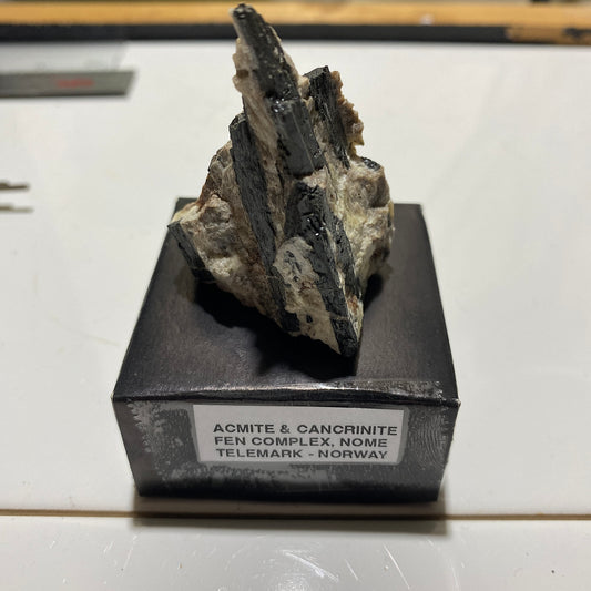 ACMITE WITH CANCRINITE - FEN COMPLEX, NOME, TELEMARK, NORWAY  39g MF9877