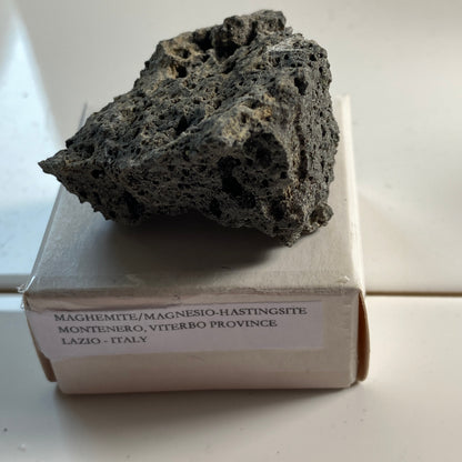 MAGHEMITE/MAGNESIO-HASTINGSITE, MONTENERO, ITALY  46g  MF1980