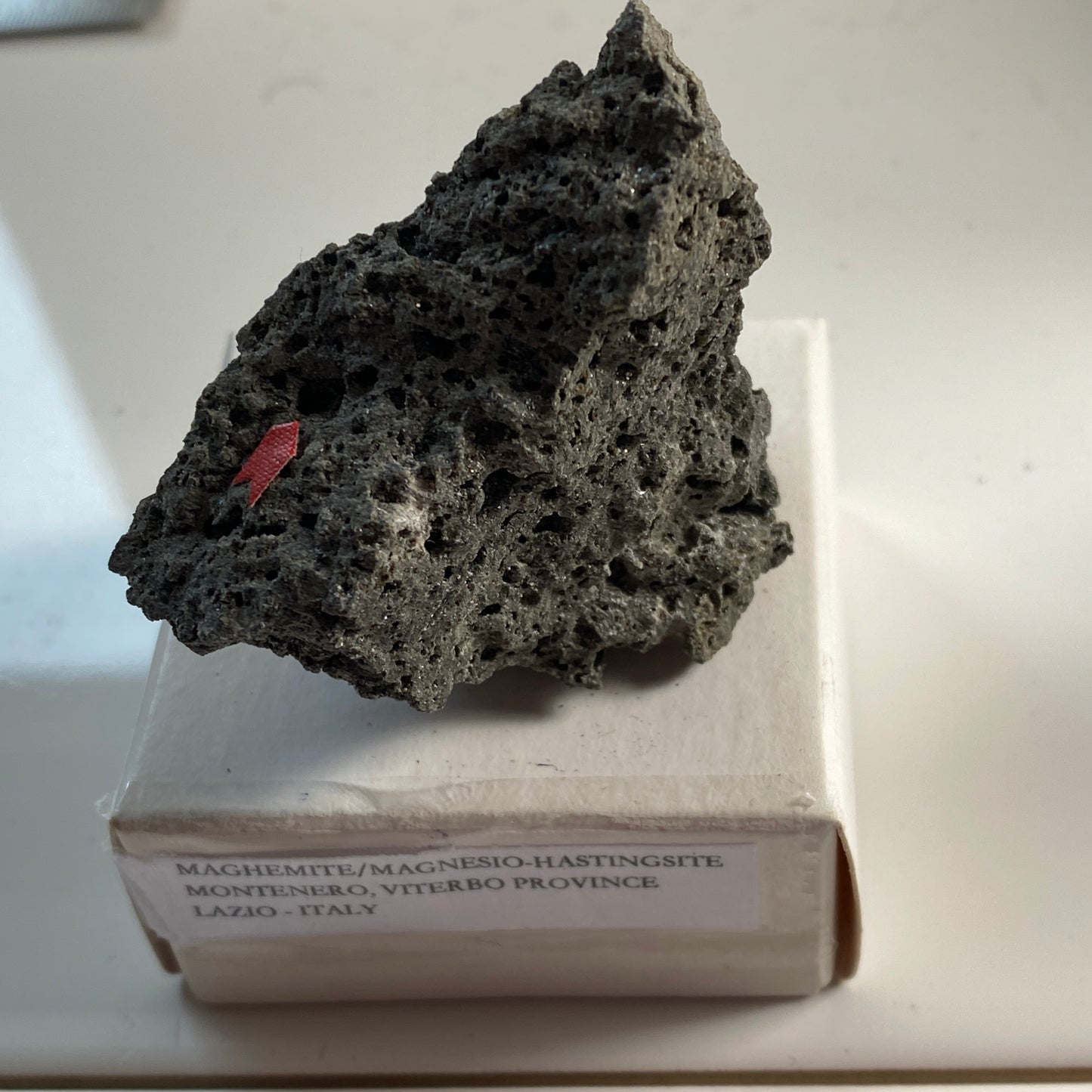 MAGHEMITE/MAGNESIO-HASTINGSITE, MONTENERO, ITALY  46g  MF1980