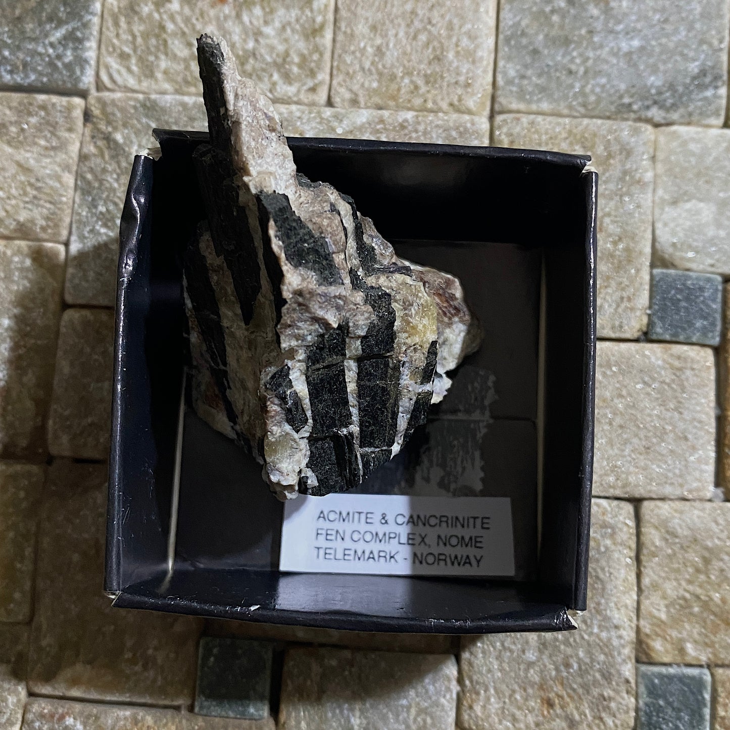 ACMITE WITH CANCRINITE - FEN COMPLEX, NOME, TELEMARK, NORWAY  39g MF9877