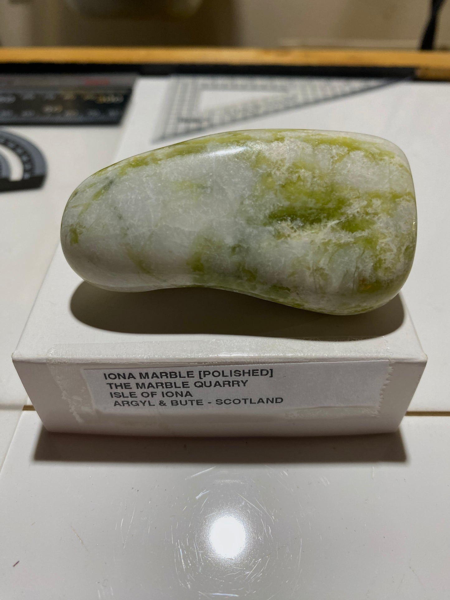 IONA MARBLE [POLISHED] : THE MARBLE QUARRY, ISLE OF IONA, SCOTLAND. 85g MF4817