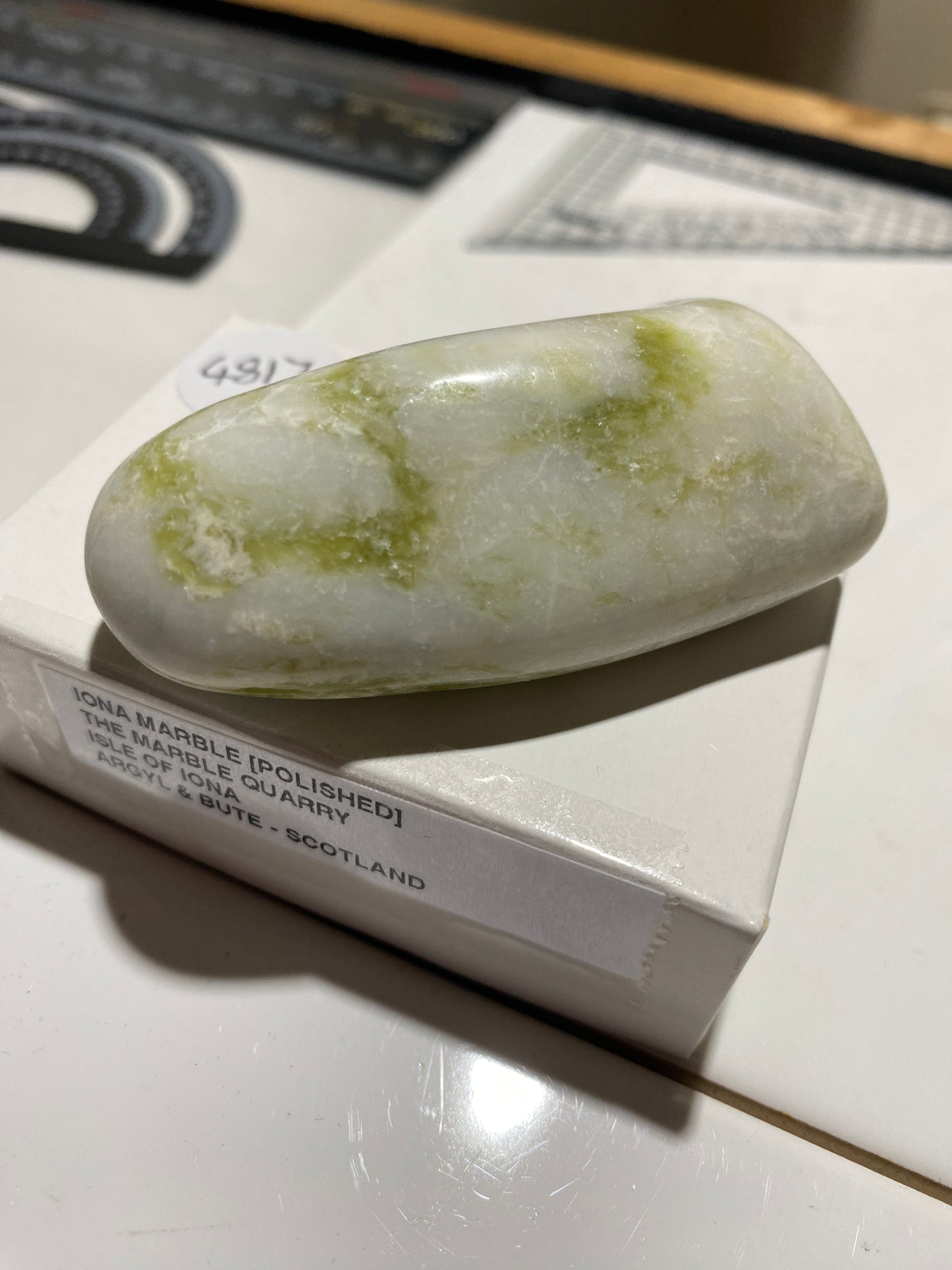 IONA MARBLE [POLISHED] : THE MARBLE QUARRY, ISLE OF IONA, SCOTLAND. 85g MF4817