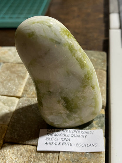 IONA MARBLE [POLISHED] : THE MARBLE QUARRY, ISLE OF IONA, SCOTLAND. 85g MF4817