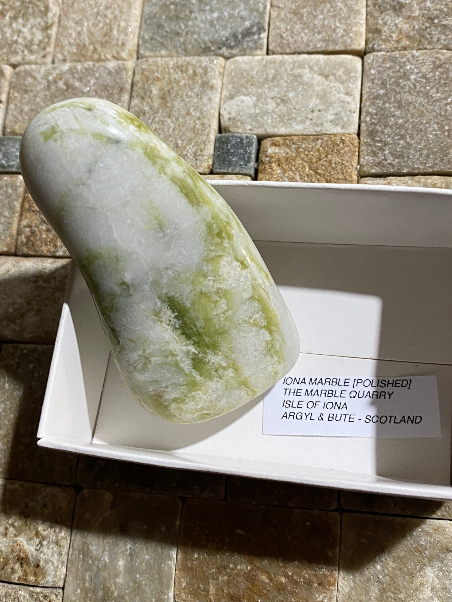 IONA MARBLE [POLISHED] : THE MARBLE QUARRY, ISLE OF IONA, SCOTLAND. 85g MF4817