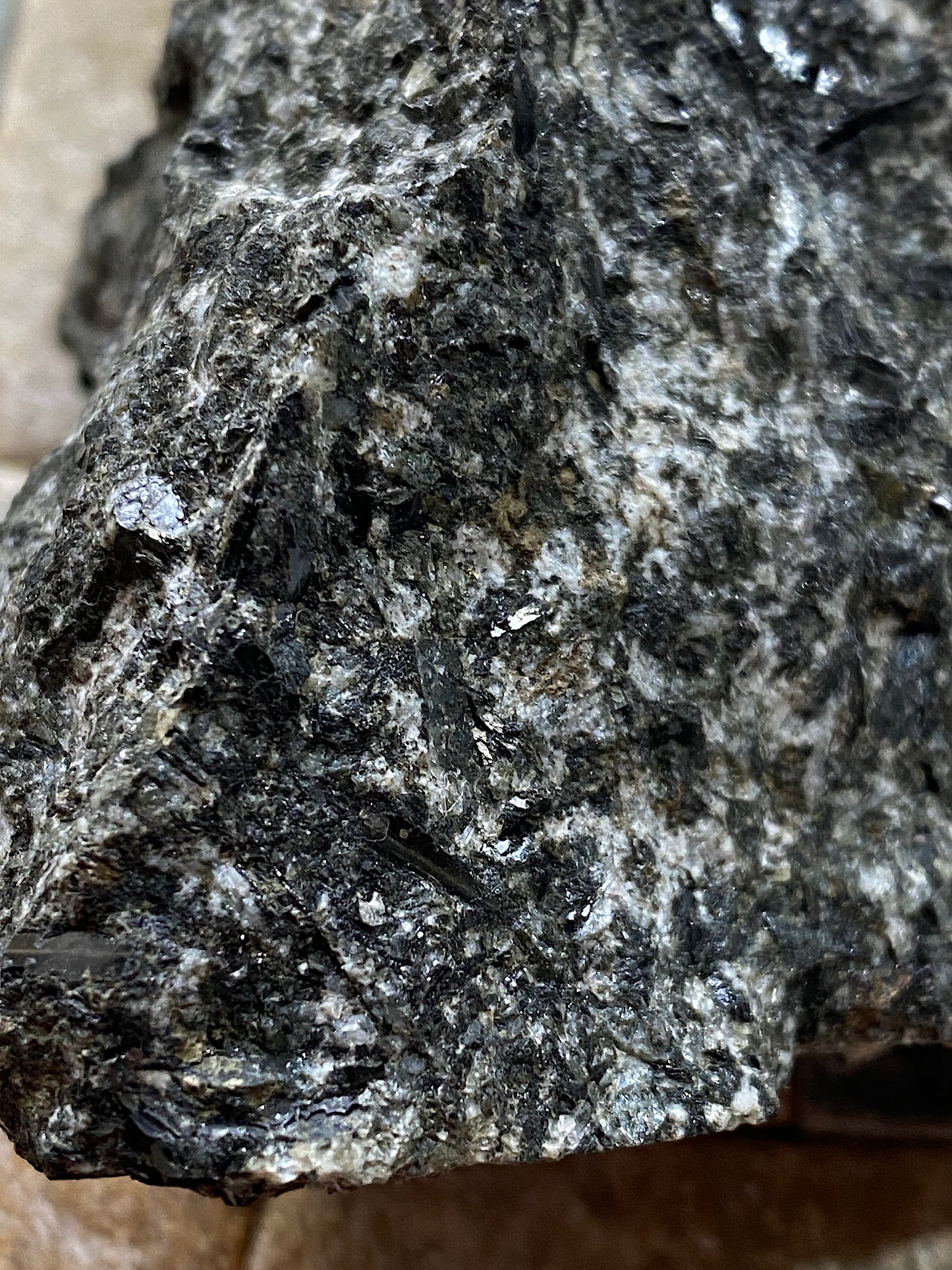 LUGARITE [VARIETY OF TESCHENITE] : LUGAR HILL, AYRSHIRE, SCOTLAND 148g MF4820