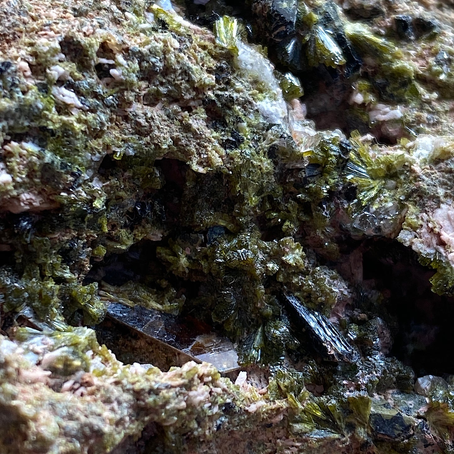 EPIDOTE - IMILCHIL, HIGH ATLAS MOUNTAINS, TAFILALET, MOROCCO   88g MF9766