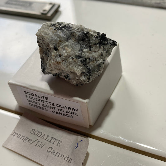 SODALITE : POUDRETTE QUARRY, MOUNT SAINT HILAIRE, QUEBEC, CANADA 19g MF5446
