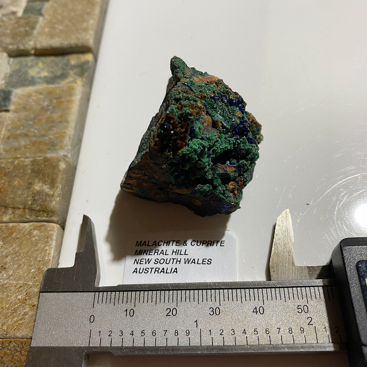 MALACHITE WITH CUPRITE : MINERAL HILL, CONDOBOLIN, N.S.W.  AUSTRALIA  73g MF5443