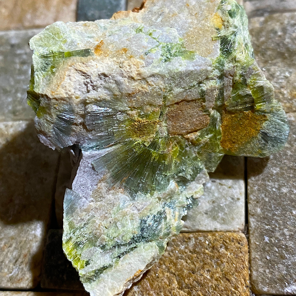 WAVELLITE : MAGNET COVE, HOT SPRINGS COUNTY, ARKANSAS U.S.A.  30g MF5458