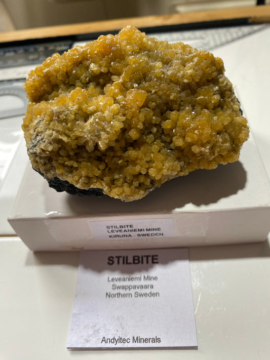 STILBITE : LEVEANIEMI MINE, KIRUNA, SWEDEN 371g MF4825