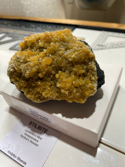 STILBITE : LEVEANIEMI MINE, KIRUNA, SWEDEN 371g MF4825