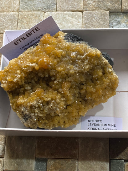 STILBITE : LEVEANIEMI MINE, KIRUNA, SWEDEN 371g MF4825