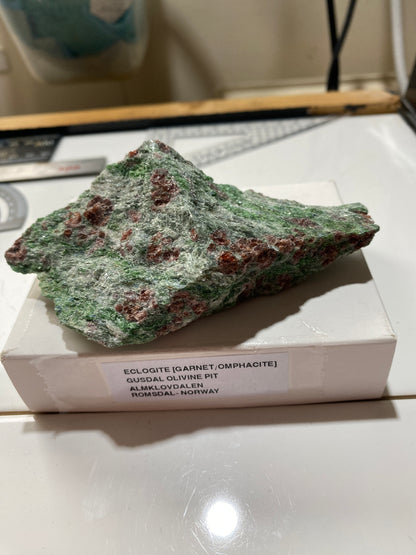ECLOGITE [ GARNET & OMPHACITE] : GUSDAL OLIVINE PIT, ROMSDAL, NORWAY 173g MF4829