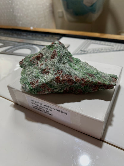 ECLOGITE [ GARNET & OMPHACITE] : GUSDAL OLIVINE PIT, ROMSDAL, NORWAY 173g MF4829