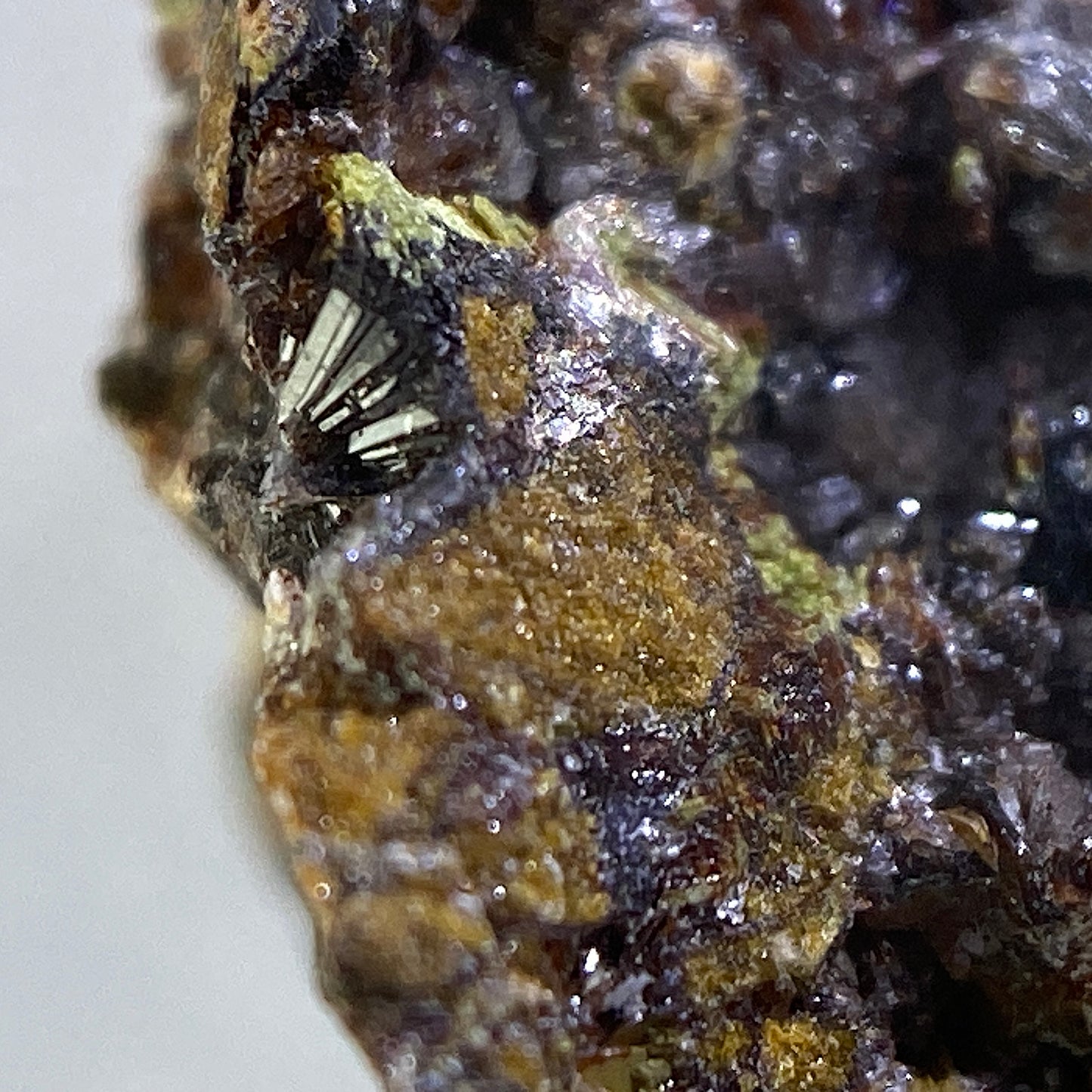 BERAUNITE [ETC] - INDIAN MOUNTAIN, CHEROKEE COUNTY, ALABAMA, U.S.A. 3g MF980