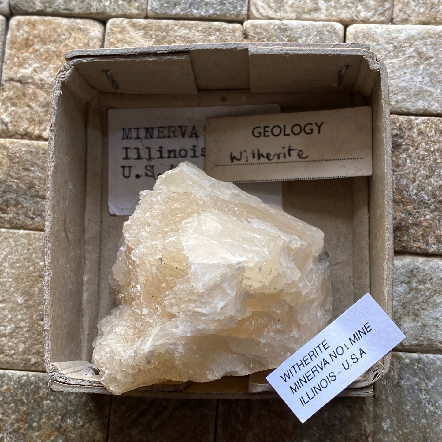 WITHERITE - MINERVA NO 1 MINE, HARDIN COUNYT, ILLINOIS, U.S.A. 147g MF1010