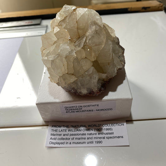 ASSEMBLAGE DE CRISTAL DE QUARTZ SUR GOETHITE DU MAROC 246g MF1076