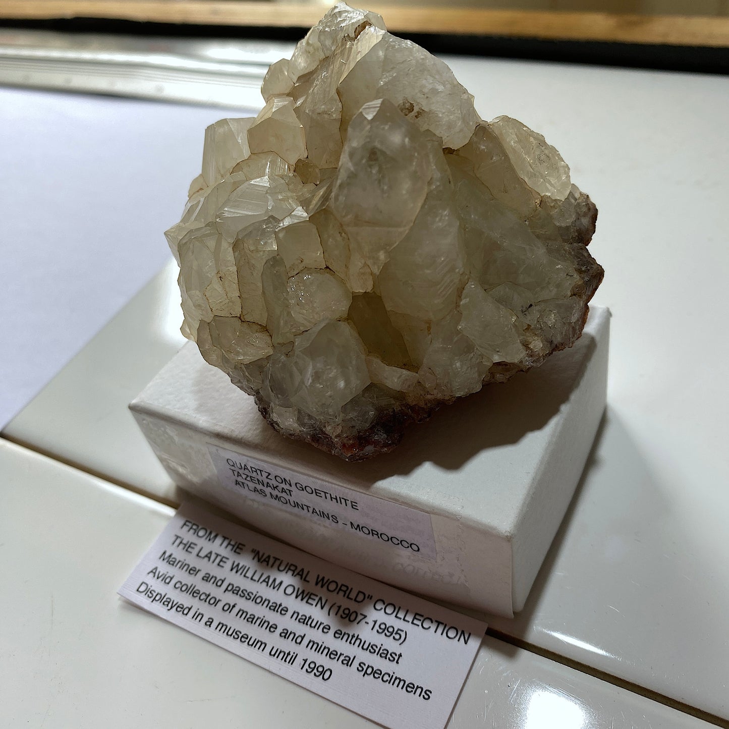 ASSEMBLAGE DE CRISTAL DE QUARTZ SUR GOETHITE DU MAROC 246g MF1076