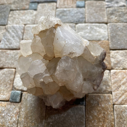 ASSEMBLAGE DE CRISTAL DE QUARTZ SUR GOETHITE DU MAROC 246g MF1076