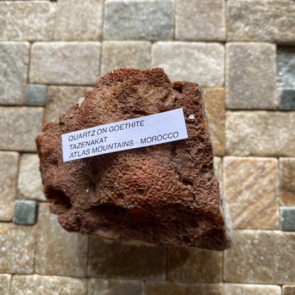 ASSEMBLAGE DE CRISTAL DE QUARTZ SUR GOETHITE DU MAROC 246g MF1076