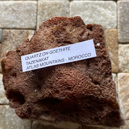 ASSEMBLAGE DE CRISTAL DE QUARTZ SUR GOETHITE DU MAROC 246g MF1076