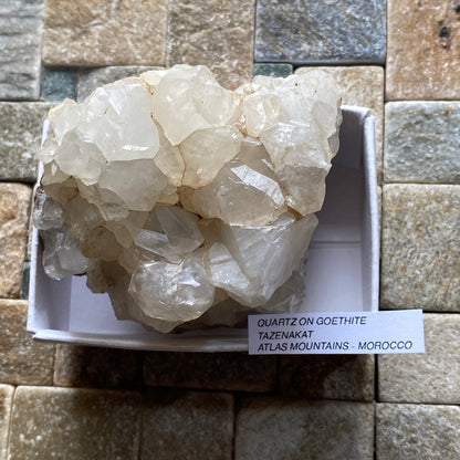 ASSEMBLAGE DE CRISTAL DE QUARTZ SUR GOETHITE DU MAROC 246g MF1076