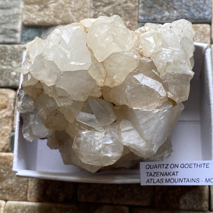 ASSEMBLAGE DE CRISTAL DE QUARTZ SUR GOETHITE DU MAROC 246g MF1076