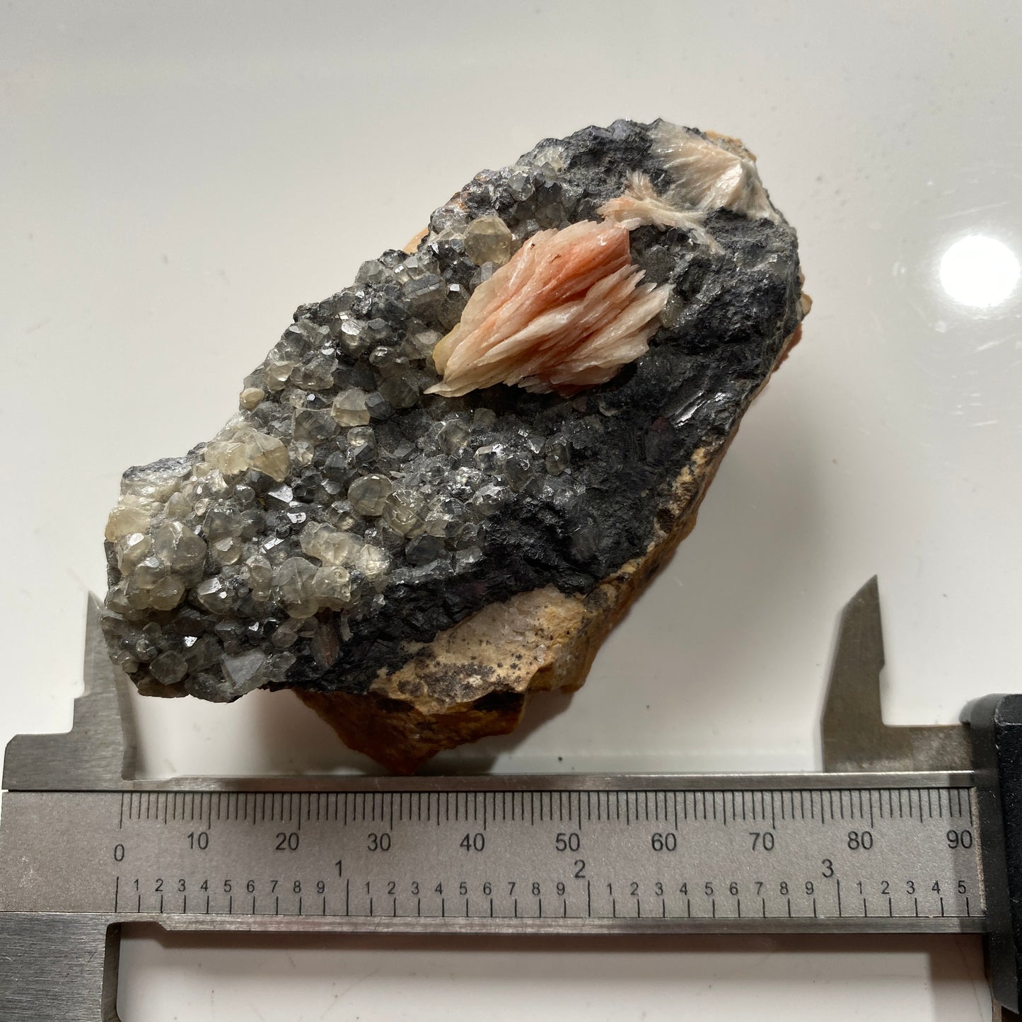 BARYTE SUR CERRUSITE DE LA MINE LAS DALLES, MAROC 188g MF1032