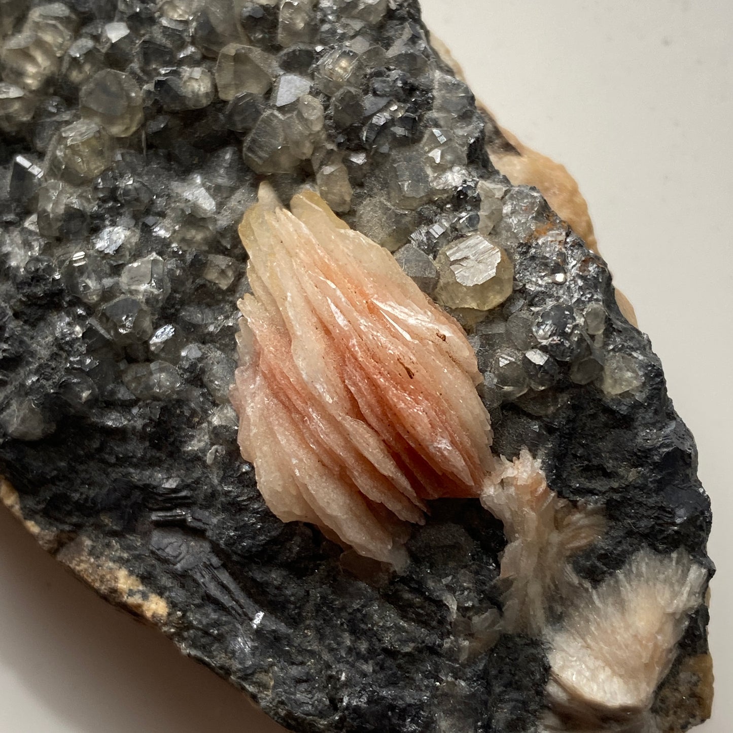 BARYTE SUR CERRUSITE DE LA MINE LAS DALLES, MAROC 188g MF1032