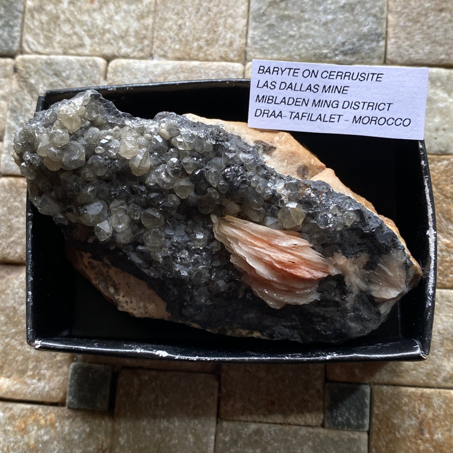 BARYTE SUR CERRUSITE DE LA MINE LAS DALLES, MAROC 188g MF1032