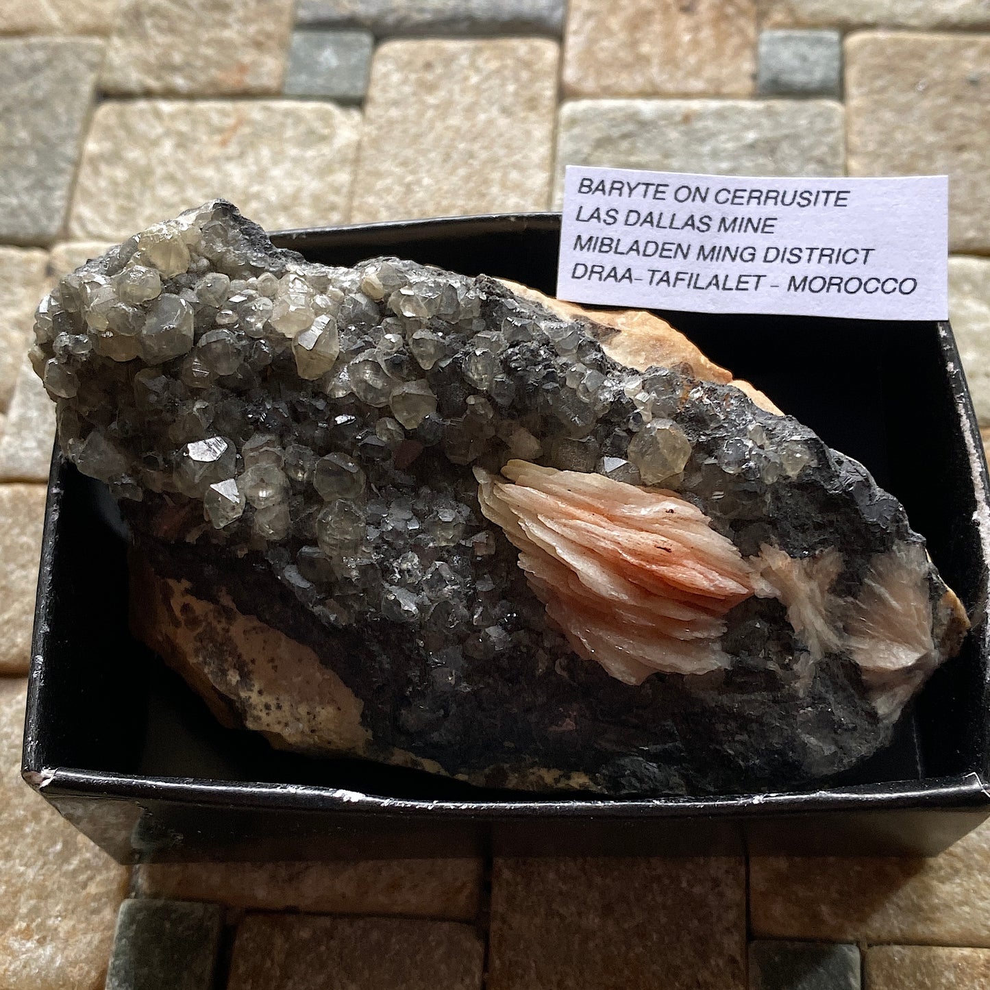 BARYTE SUR CERRUSITE DE LA MINE LAS DALLES, MAROC 188g MF1032