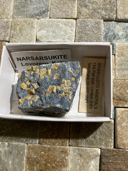 NARSARSUKITE : LOVOZERO MASSIF,  KOLA PENINSULA, RUSSIA  69g MF4833
