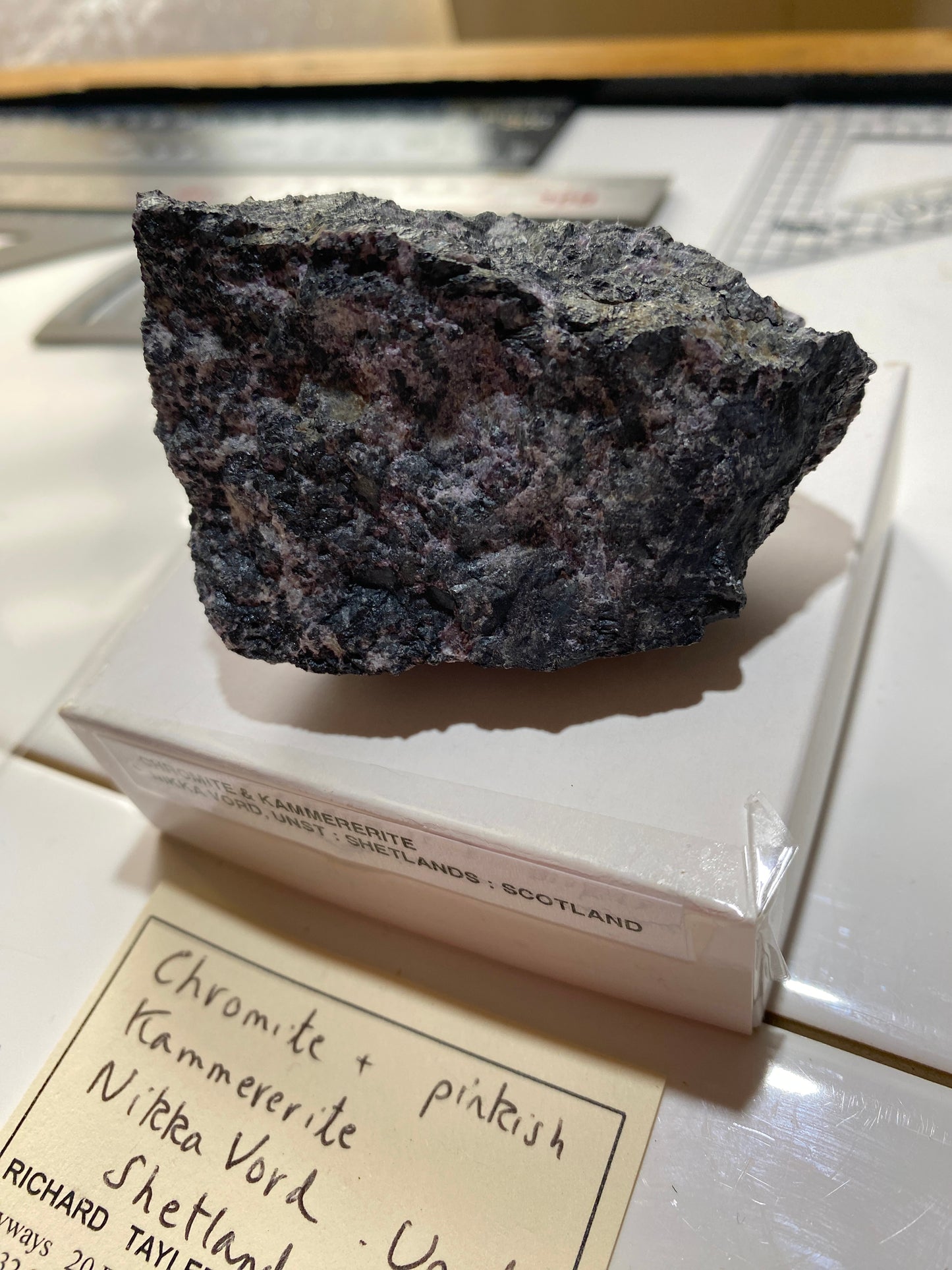 CHROMITE/KAMMERERITE : NIKKA VORD, UNST, SHETLAND, SCOTLAND 193g MF4844