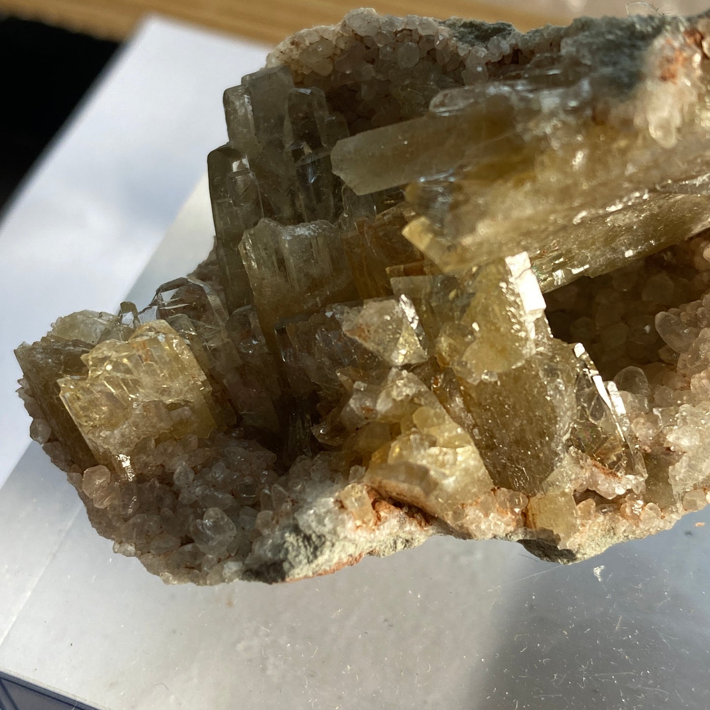 BARYTE ON CALCITE, PEAK HILL, SIDMOUTH, DEVON, ENGLAND. MF1573