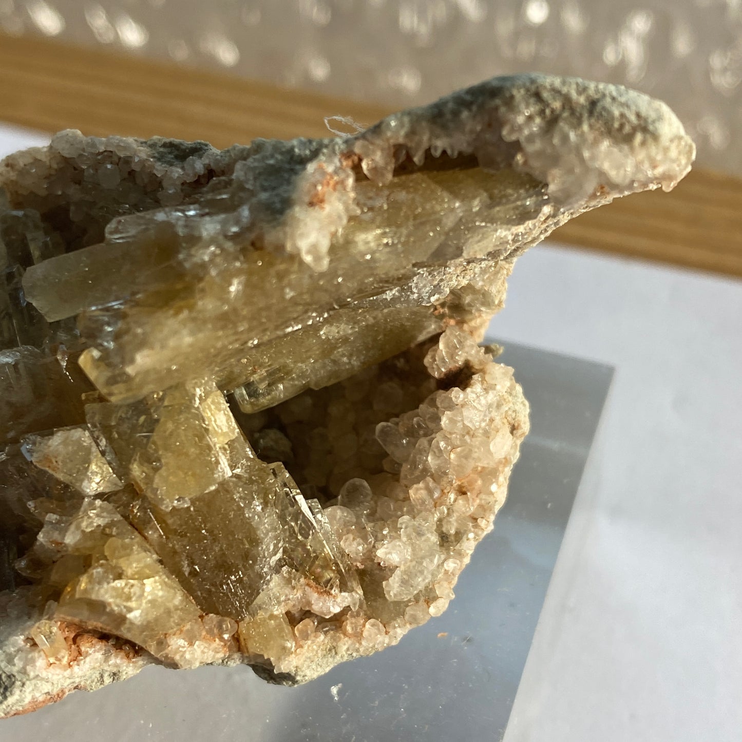 BARYTE ON CALCITE, PEAK HILL, SIDMOUTH, DEVON, ENGLAND. MF1573