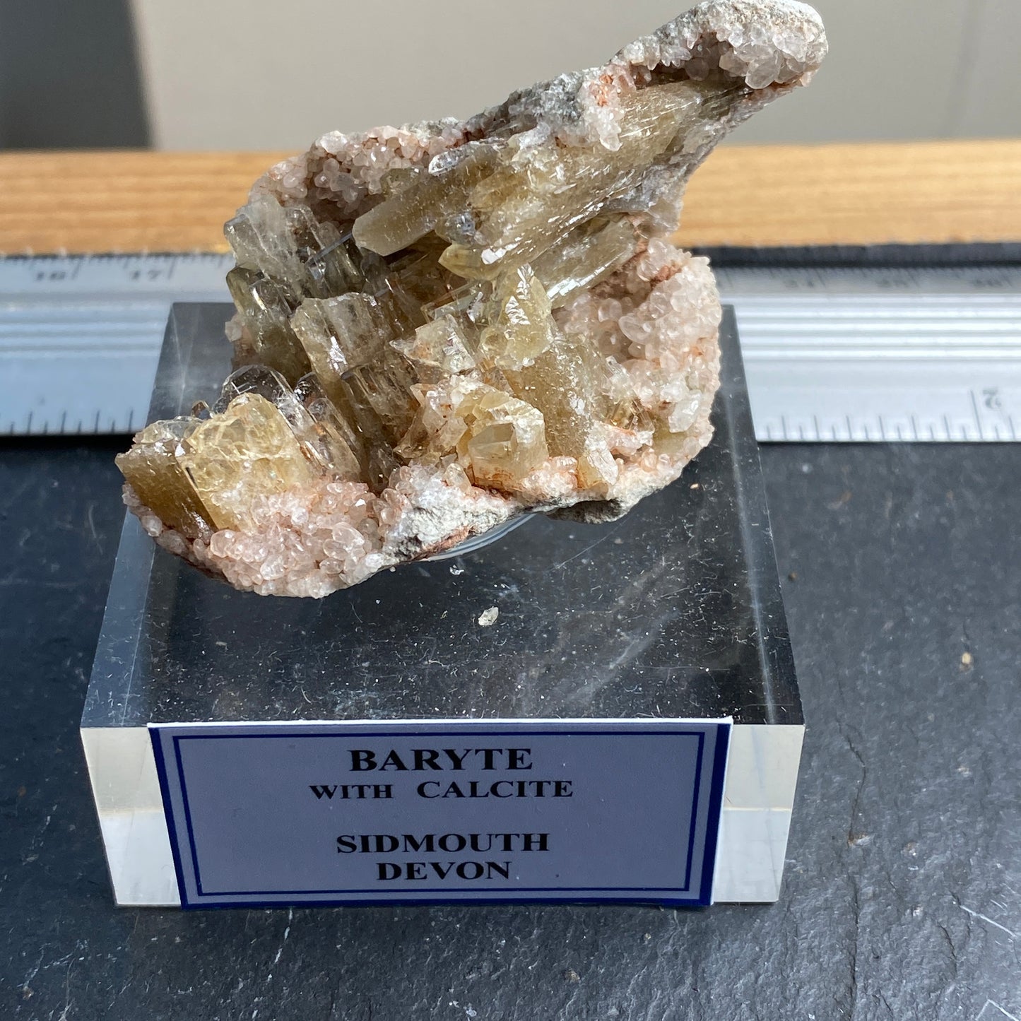 BARYTE ON CALCITE, PEAK HILL, SIDMOUTH, DEVON, ENGLAND. MF1573