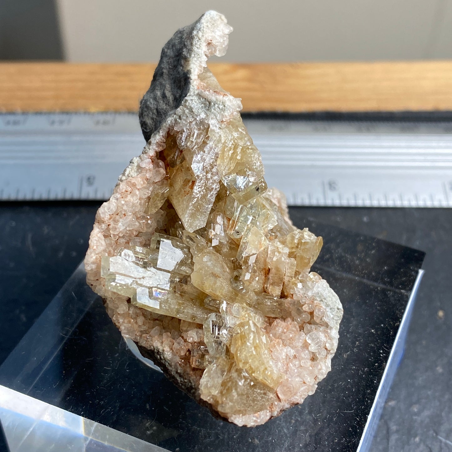 BARYTE ON CALCITE, PEAK HILL, SIDMOUTH, DEVON, ENGLAND. MF1573