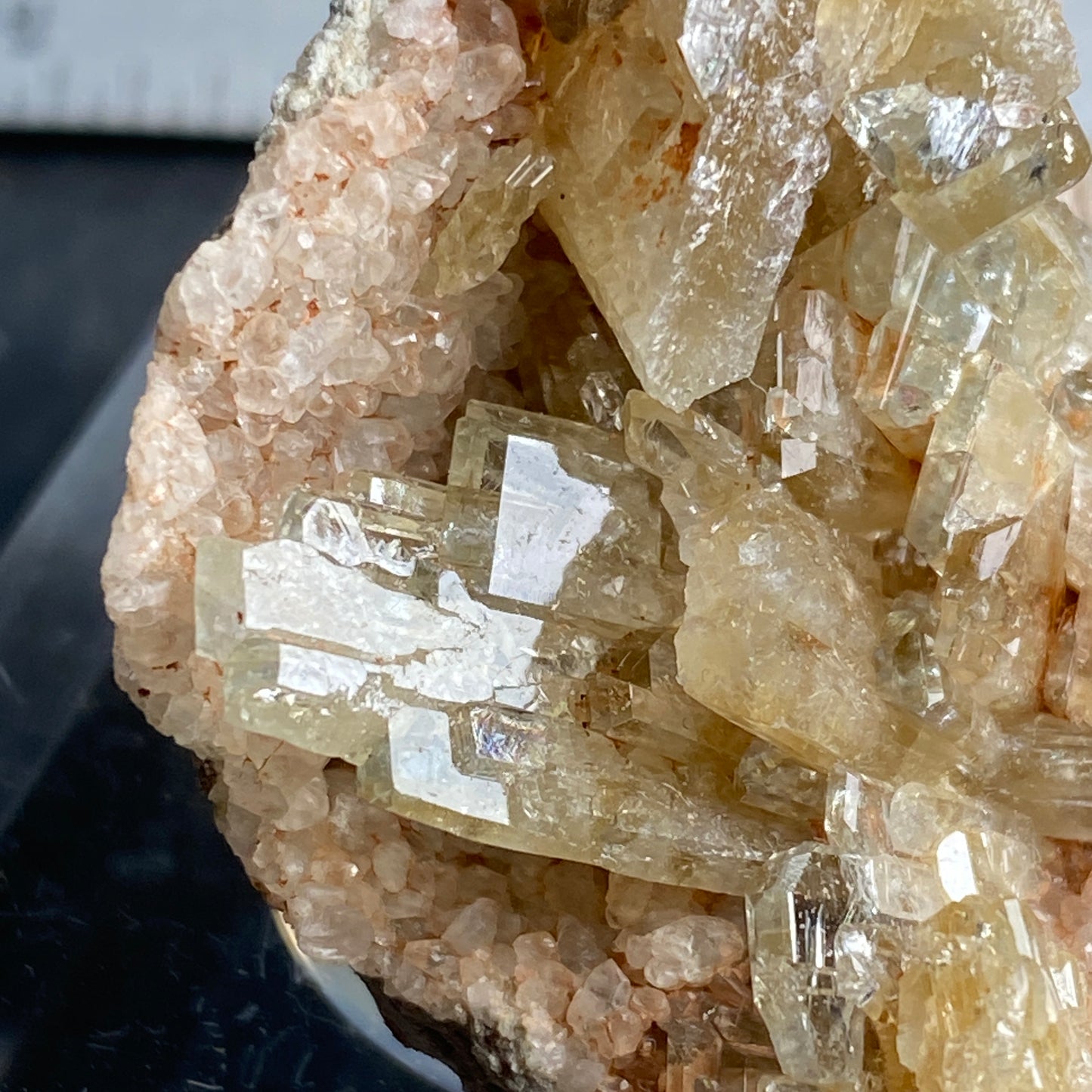 BARYTE ON CALCITE, PEAK HILL, SIDMOUTH, DEVON, ENGLAND. MF1573