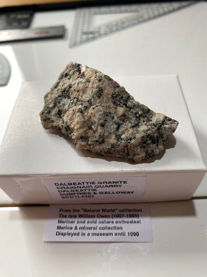 DALBEATTIE GRANITE : CRAIGNAIR QUARRY, DALBEATTIE, SCOTLAND  22g MF4847