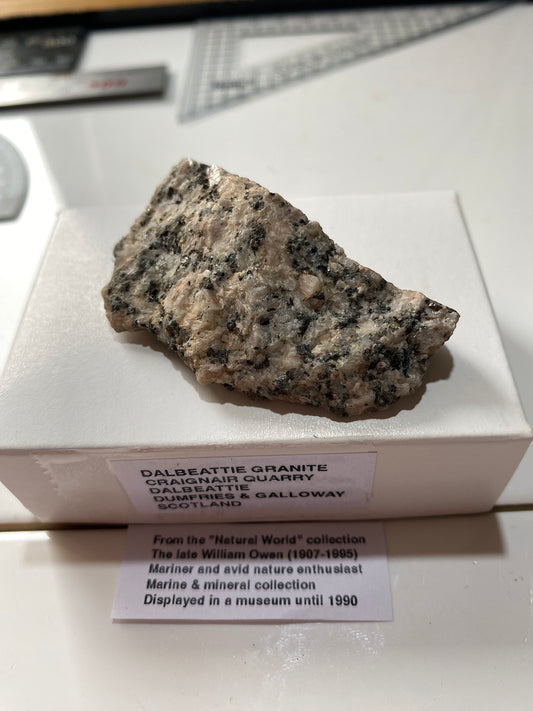DALBEATTIE GRANITE : CRAIGNAIR QUARRY, DALBEATTIE, SCOTLAND  22g MF4847