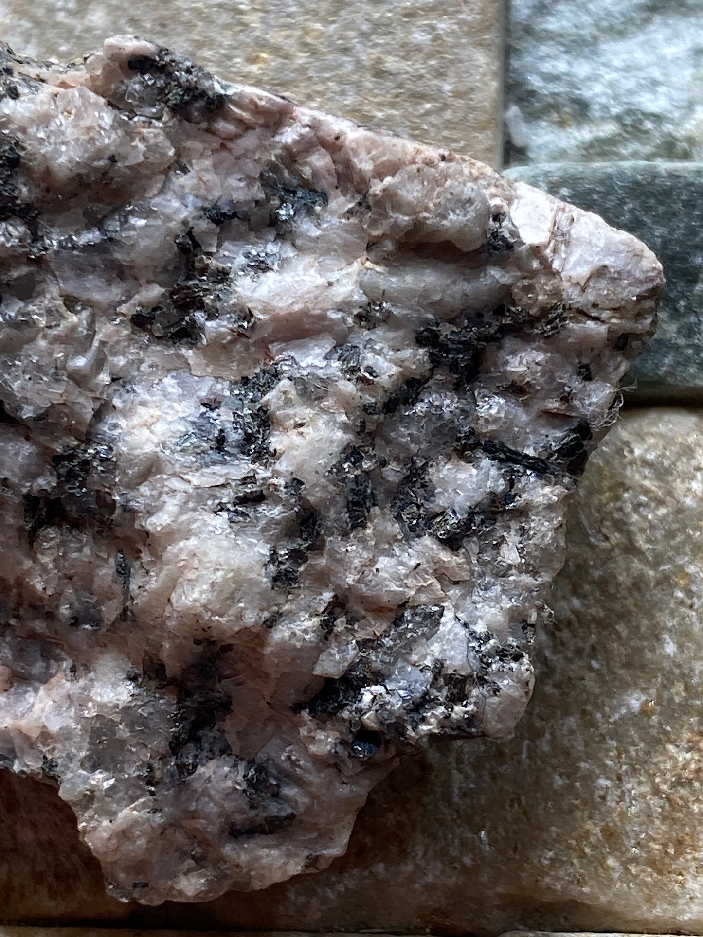 DALBEATTIE GRANITE : CRAIGNAIR QUARRY, DALBEATTIE, SCOTLAND  22g MF4847