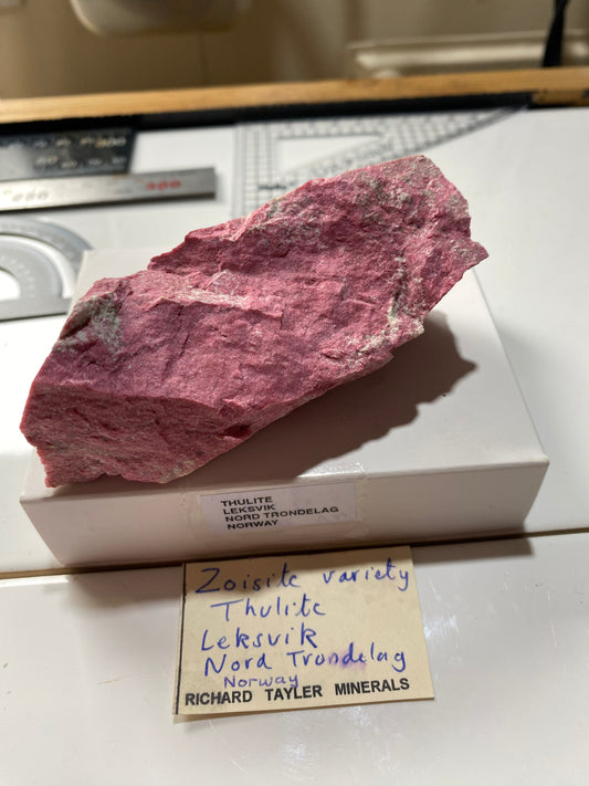 THULITE : LEKSVIK, NORD TRONDELAG, NORWAY. 190g MF4848