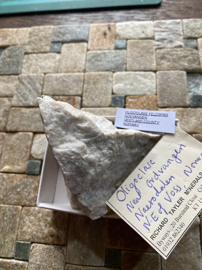 OLIGOCLASE FELDSPAR : GUDVANGEN, VESTLAND COUNTY, NORWAY 194g MF4850