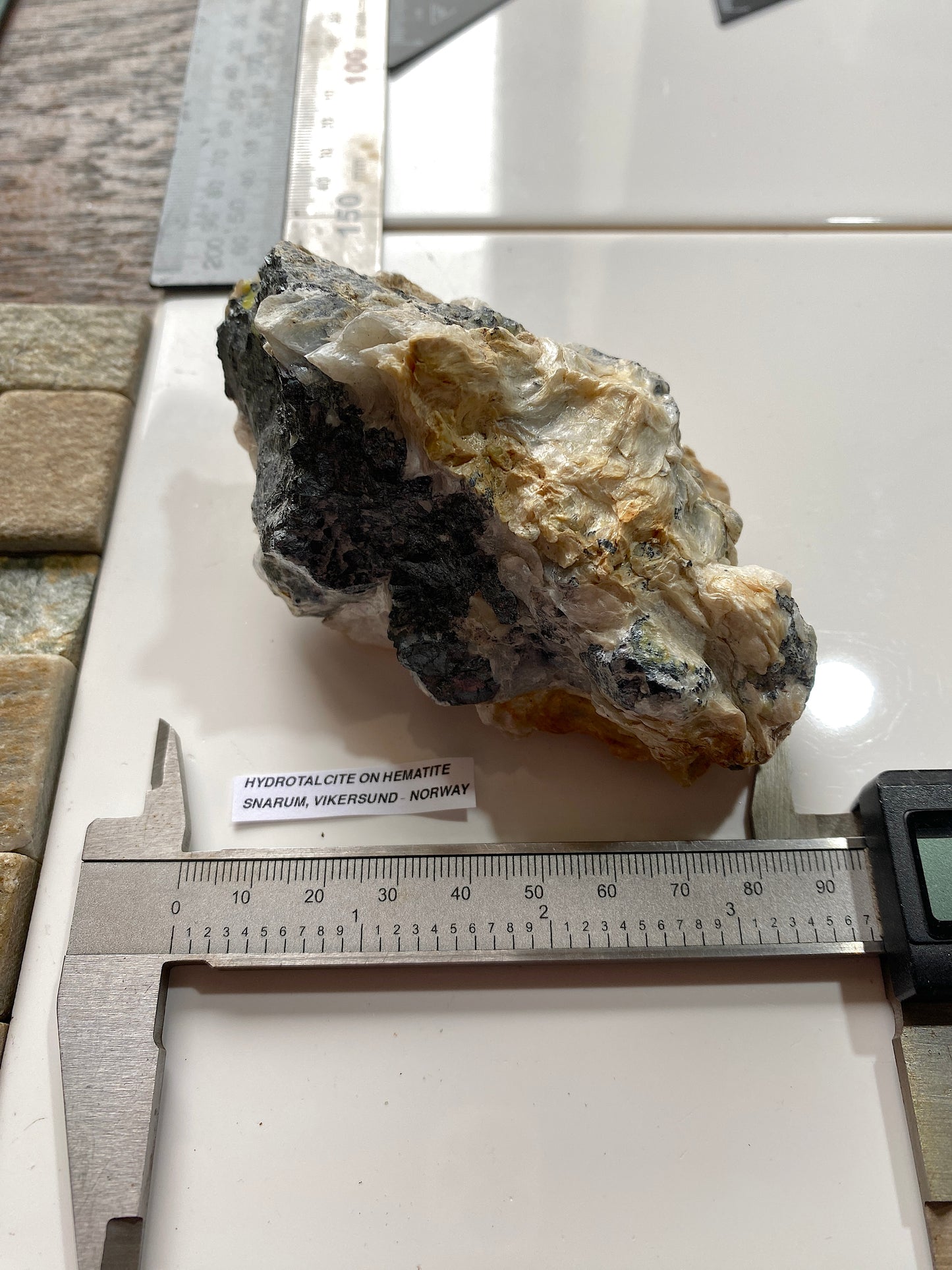 HYDROTALCITE 0N HEMATITE : SNARUM, VIKERSUND, NORWAY. 386g MF4853