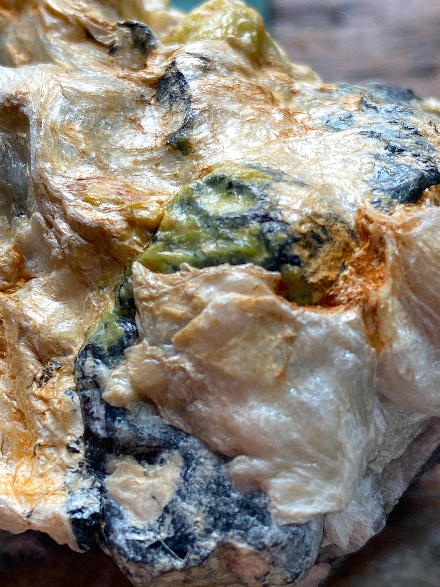 HYDROTALCITE 0N HEMATITE : SNARUM, VIKERSUND, NORWAY. 386g MF4853